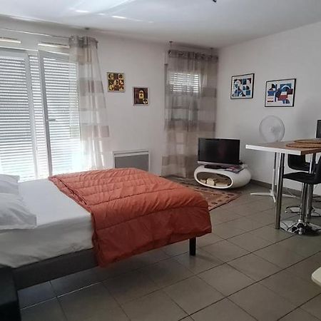 דירות וילאורבן Beau Studio Tout Confort Au Calme Avec Parking . מראה חיצוני תמונה