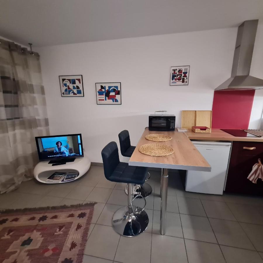דירות וילאורבן Beau Studio Tout Confort Au Calme Avec Parking . מראה חיצוני תמונה