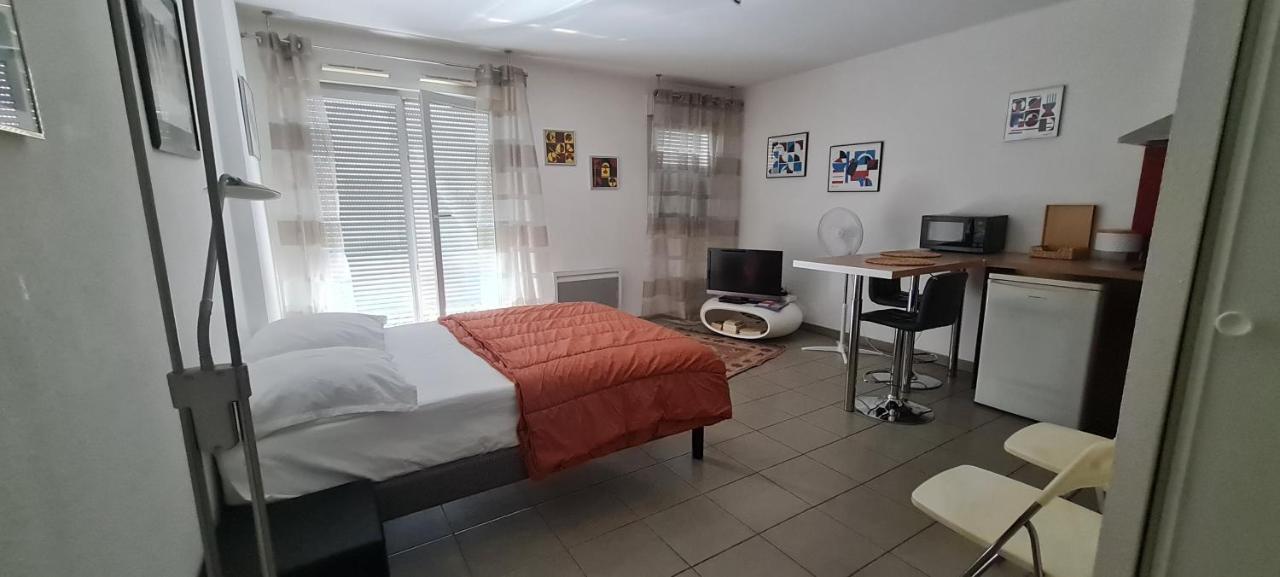 דירות וילאורבן Beau Studio Tout Confort Au Calme Avec Parking . מראה חיצוני תמונה