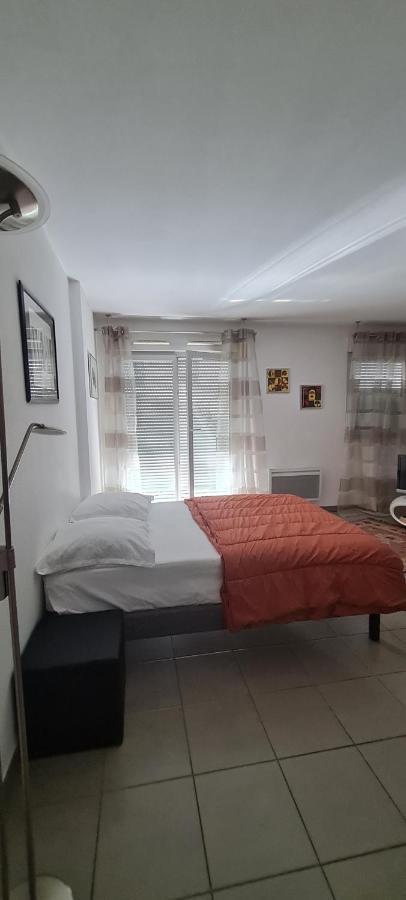 דירות וילאורבן Beau Studio Tout Confort Au Calme Avec Parking . מראה חיצוני תמונה